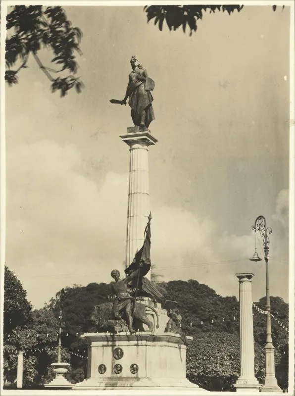 Fotografia de 1940: monumento à República na Praça da República, em Belém.