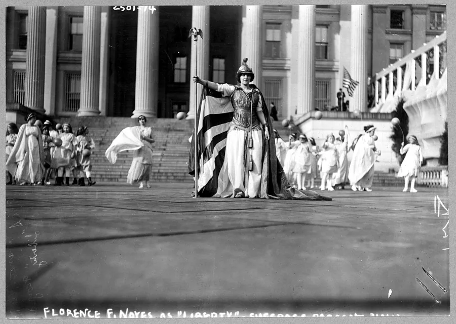 Hedwig Reicher como Columbia no desfile sufragista de 1913.
